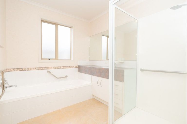 Photo of property in 12 Sovereign Isle Lane, Rototuna, Hamilton, 3210