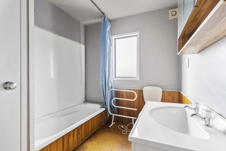 Photo of property in 18 Chislehurst Street, Henderson, Auckland, 0612