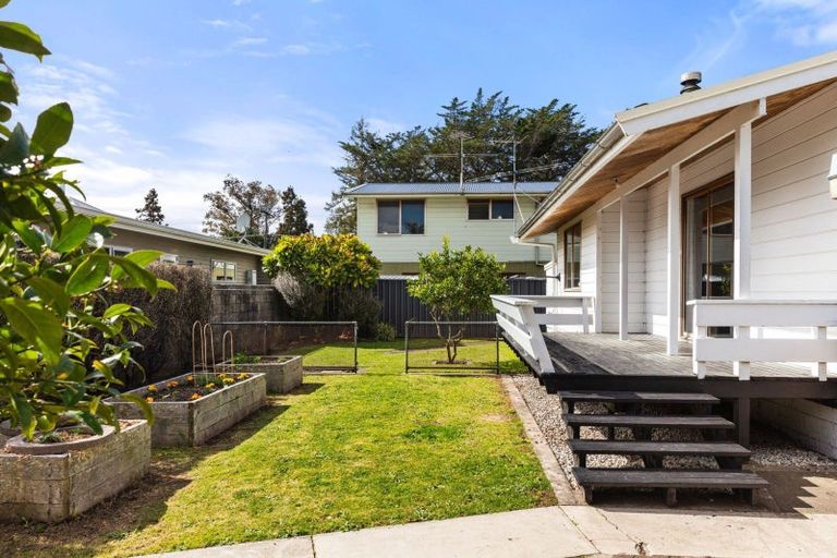 Photo of property in 15 Root Street, Gisborne, 4010