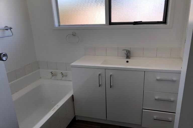 Photo of property in 30 Darren Crescent, Half Moon Bay, Auckland, 2012