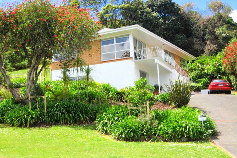 Photo of property in 2 Zita Avenue, Tindalls Beach, Whangaparaoa, 0930