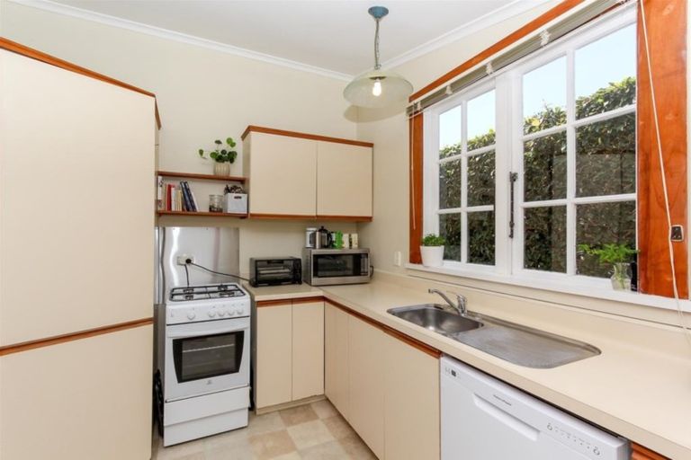 Photo of property in 24 Bracken Street, New Plymouth, 4310