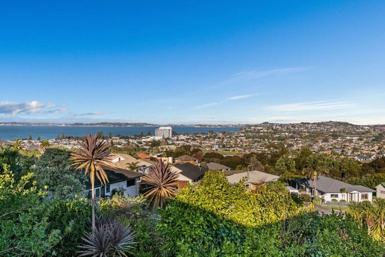 Photo of property in 7 Montcalm Close, Orewa, 0931