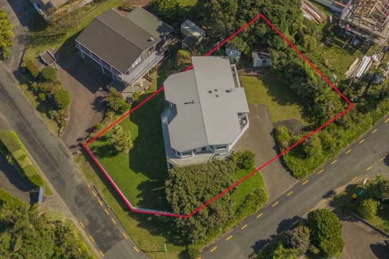 Photo of property in 2 Tirinui Crescent, Tairua, 3508