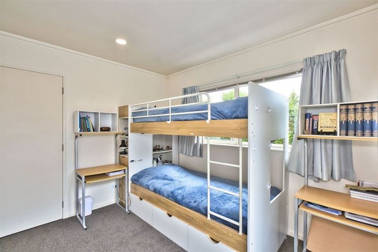 Photo of property in 2/8 Bronzewing Terrace, Unsworth Heights, Auckland, 0632