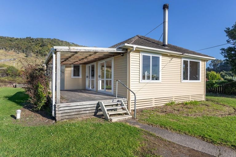 Photo of property in 3 Main Rd Ngakawau, Ngakawau, 7824