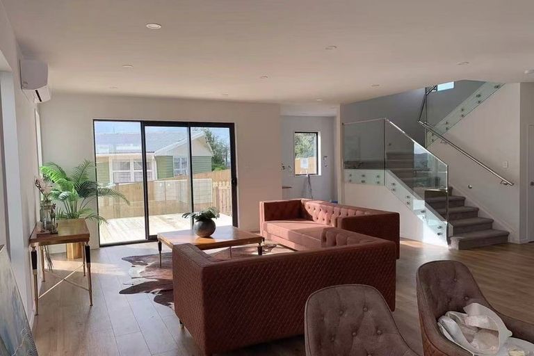 Photo of property in 142a Luckens Road, West Harbour, Auckland, 0618