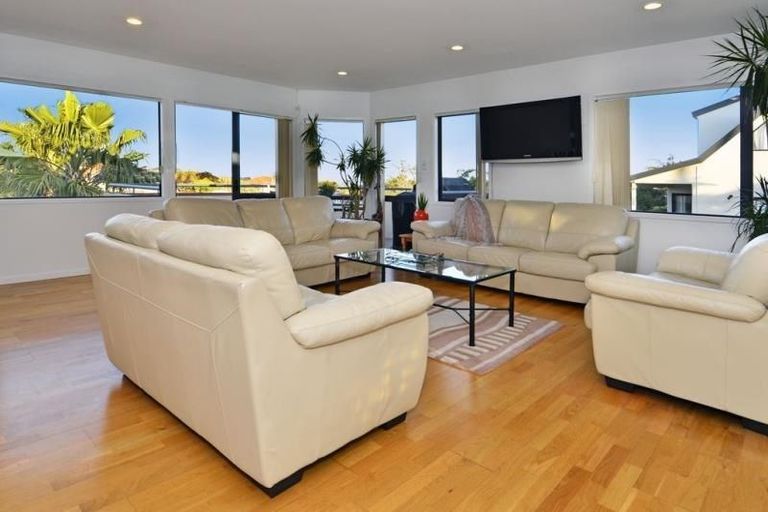 Photo of property in 136 Wiseley Road, West Harbour, Auckland, 0618