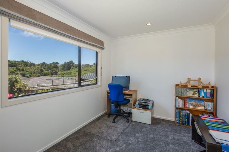 Photo of property in 19 Te Puia Drive, Aotea, Porirua, 5024