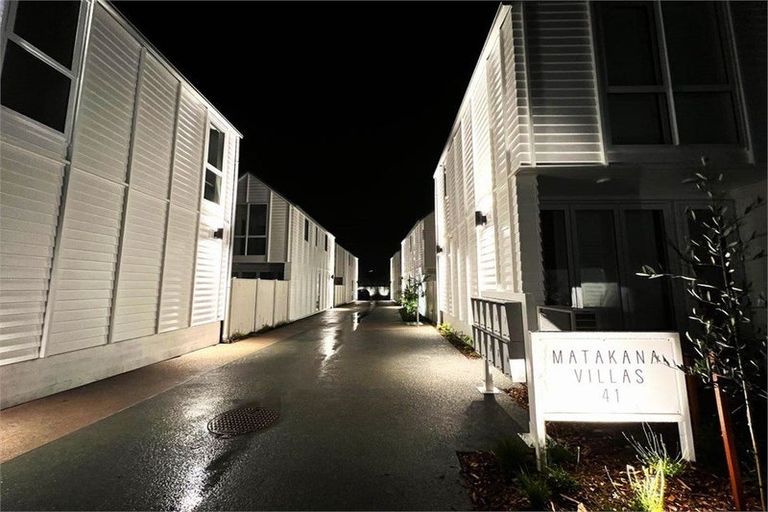 Photo of property in 4 Titoki Close, Matakana, 0985