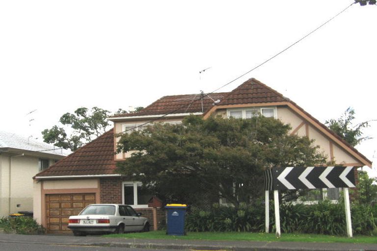 Photo of property in 71 Sylvan Avenue, Northcote, Auckland, 0627