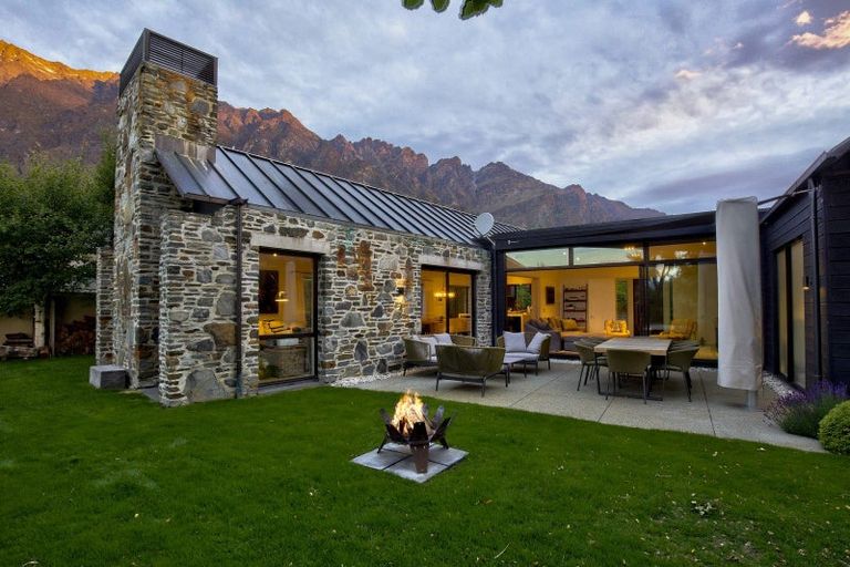Photo of property in 8 Bretby Court, Jacks Point, Queenstown, 9371
