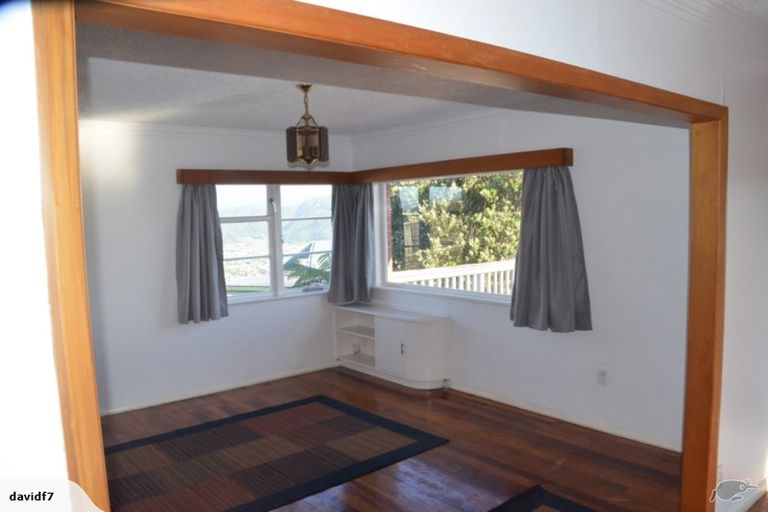 Photo of property in 5 Poto Road, Normandale, Lower Hutt, 5010