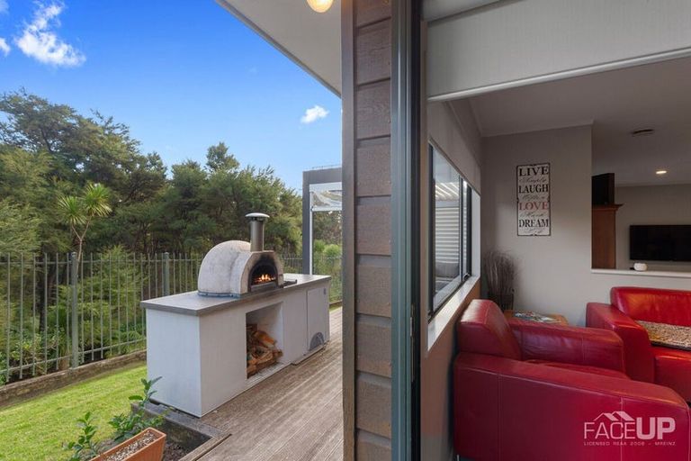 Photo of property in 18 Rosetti Rise, West Harbour, Auckland, 0618