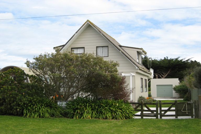 Photo of property in 4 Drake Street, Waikawa Beach, Manakau, 5573