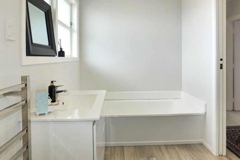 Photo of property in 16 Mark Perreau Place, Foxton, 4814