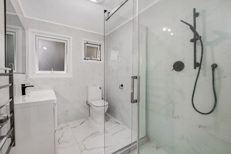 Photo of property in 14 Theban Place, Totara Vale, Auckland, 0629