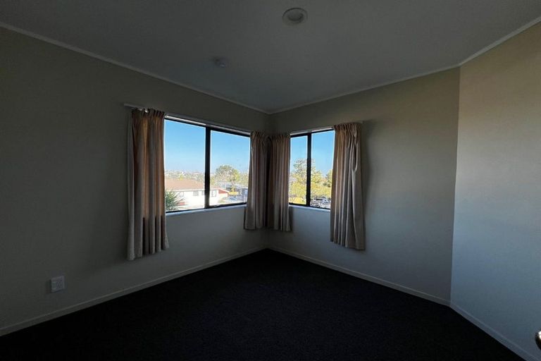 Photo of property in 2/21 Heathglen Place, Bayview, Auckland, 0629