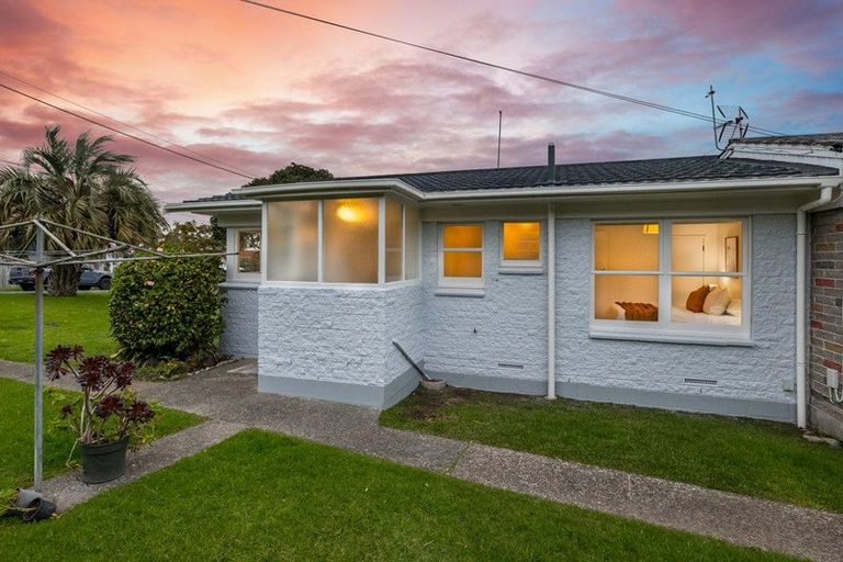 Photo of property in 1/14 Westwell Road, Belmont, Auckland, 0622