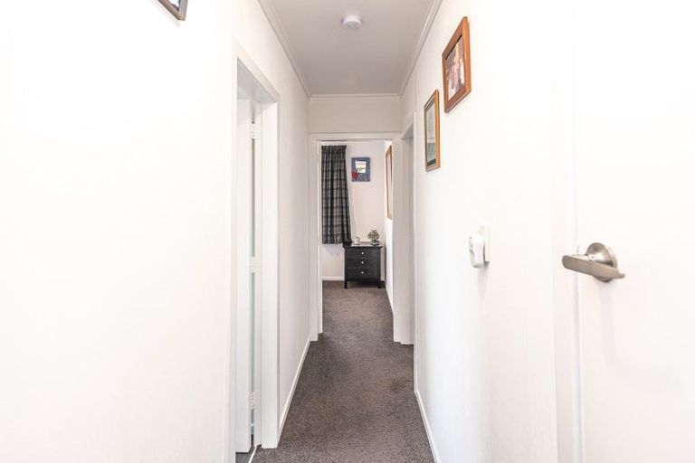 Photo of property in 18 Suther Street, Waverley, 4510