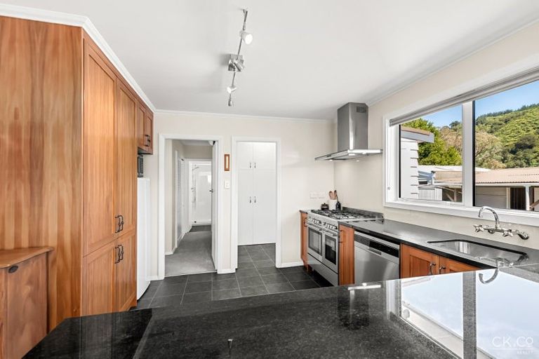 Photo of property in 71 Holdsworth Avenue, Trentham, Upper Hutt, 5018