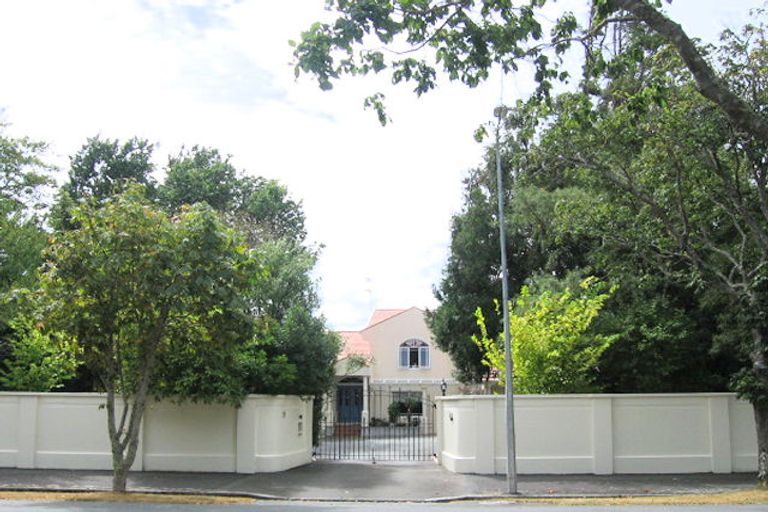 Photo of property in 19 Golf Road, Heretaunga, Upper Hutt, 5018