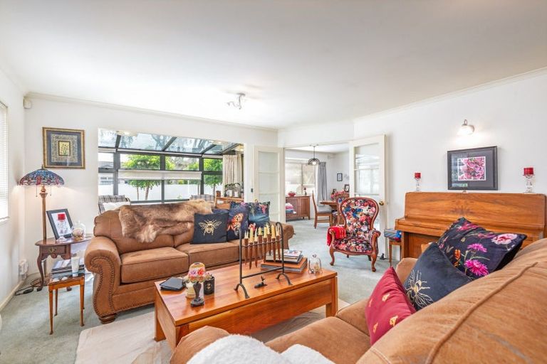 Photo of property in 18 Winston Avenue, Hokowhitu, Palmerston North, 4410
