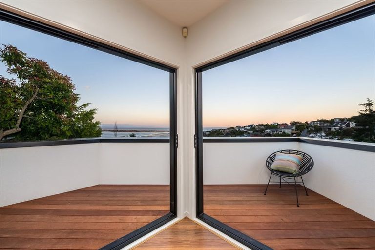 Photo of property in 139 Mount Pleasant Road, Mount Pleasant, Christchurch, 8081