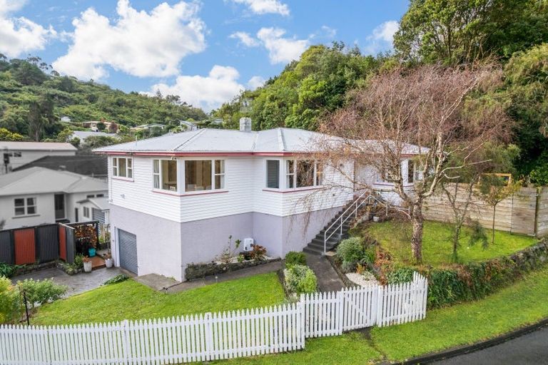 Photo of property in 30 Kiwi Crescent, Tawa, Wellington, 5028