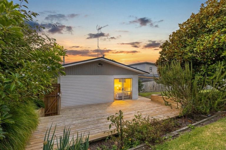 Photo of property in 3 Idyll Place, Northcross, Auckland, 0632