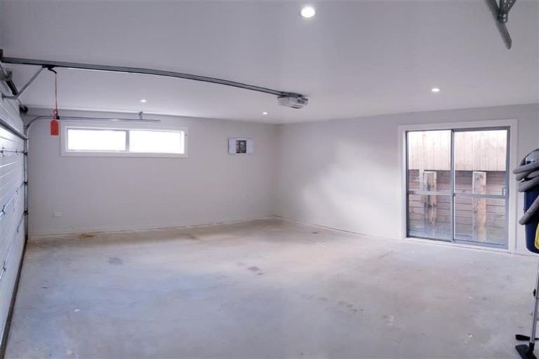 Photo of property in 6a Te Akau Crescent, Bucklands Beach, Auckland, 2012