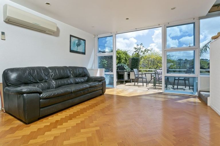 Photo of property in 2/51 Rangitoto Terrace, Milford, Auckland, 0620