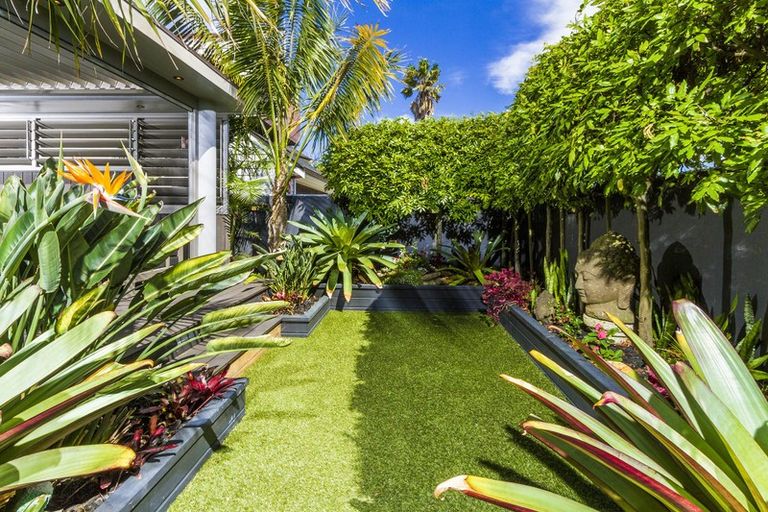 Photo of property in 17 Ocean View Road, Milford, Auckland, 0620