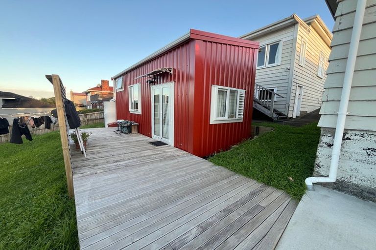 Photo of property in 51 Onewa Road, Northcote, Auckland, 0627