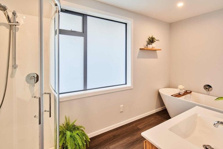 Photo of property in 15 Tirowhanga Road, Paremata, Porirua, 5024