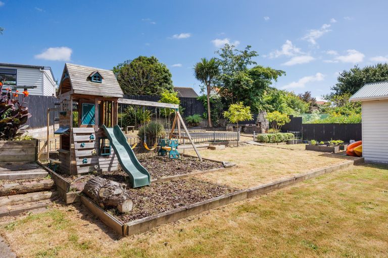 Photo of property in 14 Parkland Crescent, Terrace End, Palmerston North, 4410