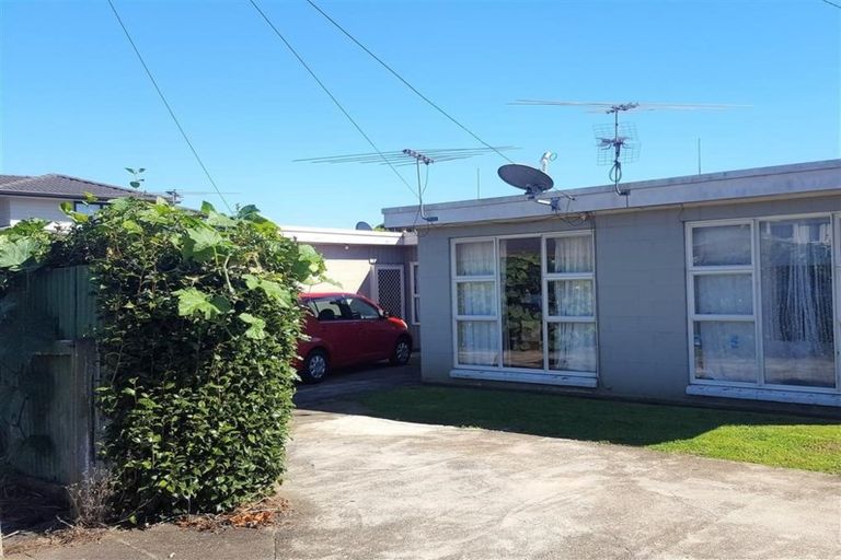 Photo of property in 15 Grande Vue Road, Papatoetoe, Auckland, 2025