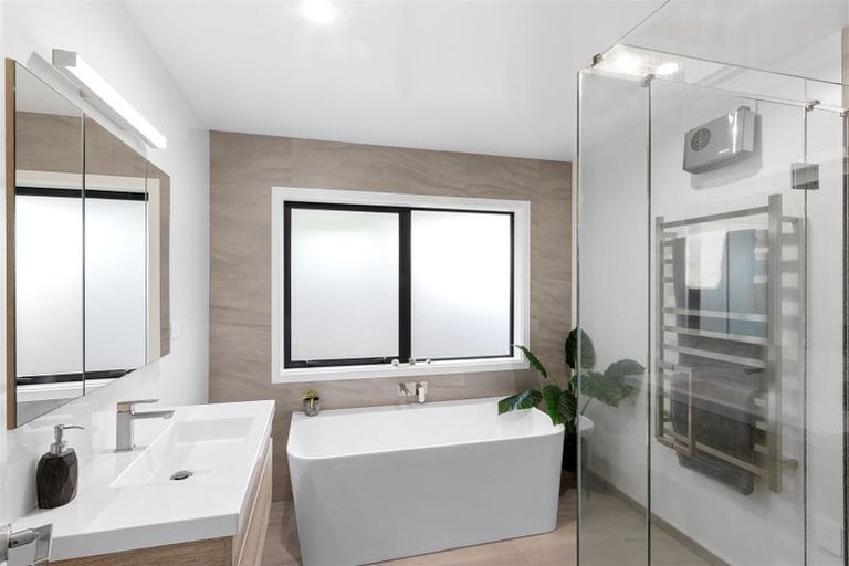 Photo of property in 242 Memorial Avenue, Burnside, Christchurch, 8053