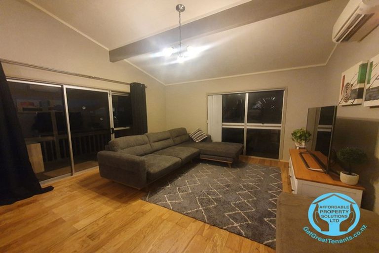 Photo of property in 47 John Dee Crescent, Red Beach, 0932