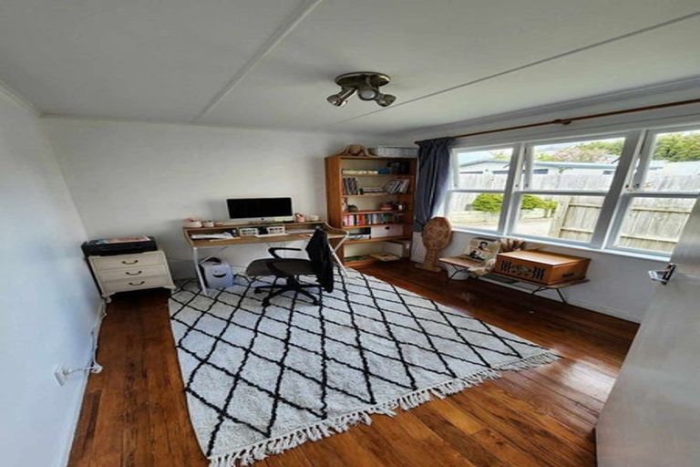 Photo of property in 5 Barrys Road, Glendene, Auckland, 0602