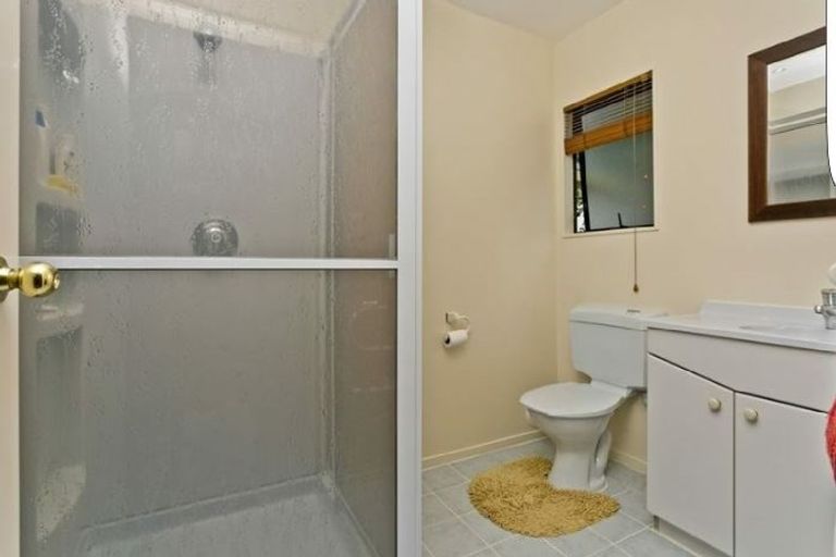 Photo of property in 2/142 Sunset Road, Unsworth Heights, Auckland, 0632