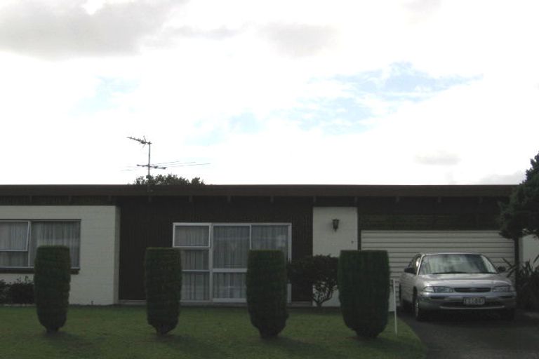 Photo of property in 1/2 Edwards Avenue, Henderson, Auckland, 0610