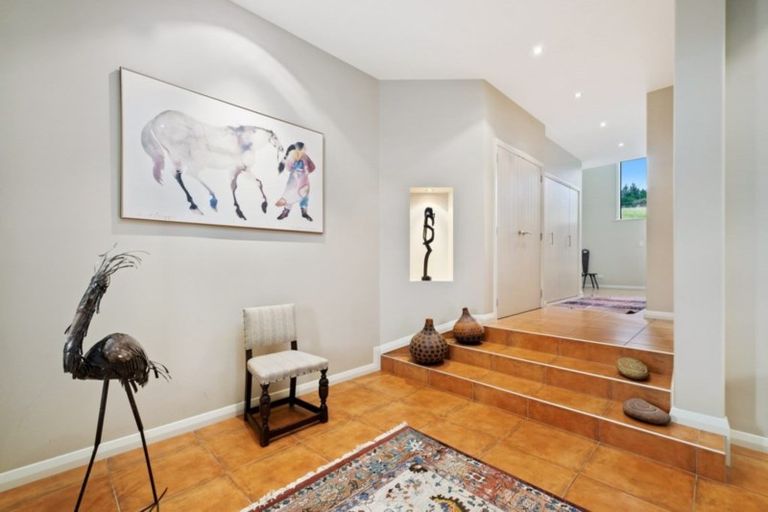 Photo of property in 8 Milward Place, Kelvin Heights, Queenstown, 9300