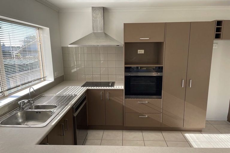 Photo of property in 35 Chesterfield Way, Orewa, 0931