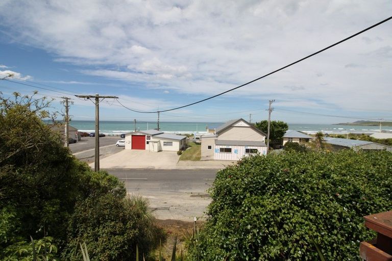 Photo of property in 2 Moana Street, Kaka Point, 9271