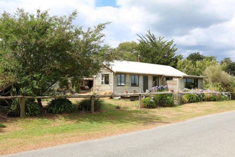 Photo of property in 15 Surat Bay Road, New Haven, Owaka, 9585