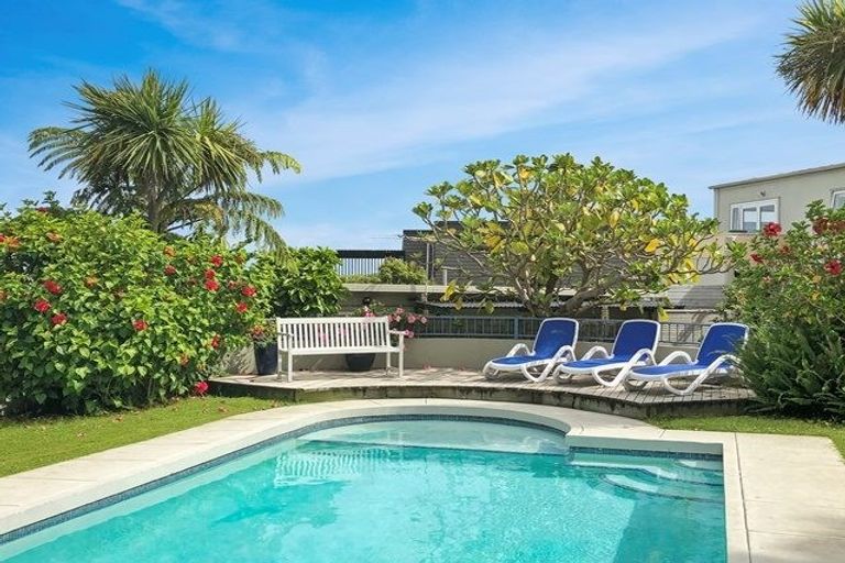 Photo of property in 7/18 Parr Terrace, Castor Bay, Auckland, 0620