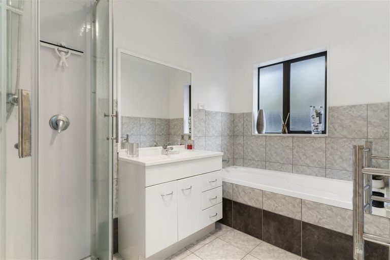 Photo of property in 14a Millbrook Road, Henderson, Auckland, 0612