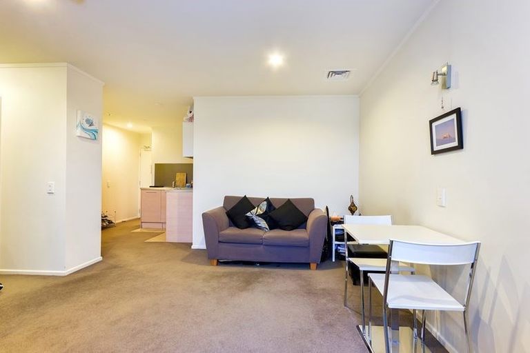 Photo of property in Luna Apartments, 1n/16 Burton Street, Grafton, Auckland, 1010