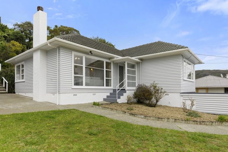 Photo of property in 214 Waddington Drive, Naenae, Lower Hutt, 5011